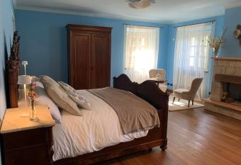 Borgo La Morra has rooms with a private hot tub