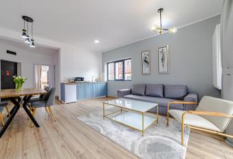 Yael Luxury Apartments 4 has Balcony rooms