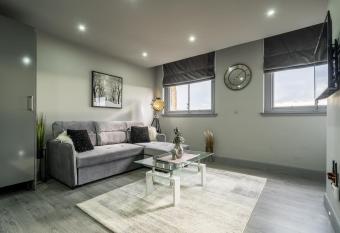 Hotl Aparts at Merchants House allows 18 year olds to book a room