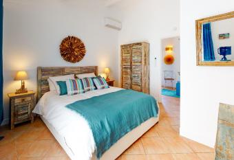 Villa 35 de Saint Aygulf allows 18 year olds to book a room
