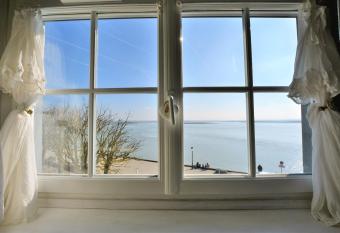 Les Mouettes Bless  es allows 18 year olds to book a room