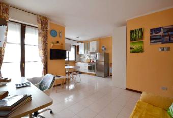 One bedroom apartement with furnished balcony and wifi at Vercelli has Balcony rooms