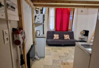 Beau studio en centre ville allows 18 year olds to book a room
