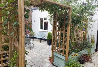 Little Ings, Modern, idyllic hideaway in Yorkshire market town allows 18 year olds to book a room