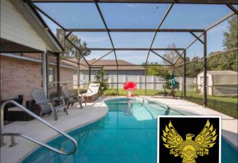 Private Centrally located Cozy relaxing Getaway! has Balcony rooms