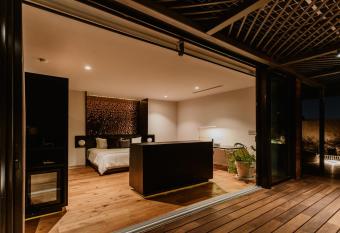 T   Hotel de dise  o allows 18 year olds to book a room