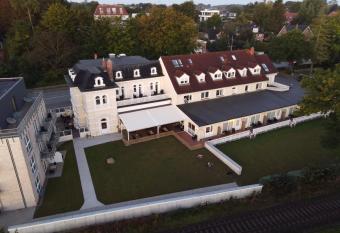 Villa Beachside allows 18 year olds to book a room