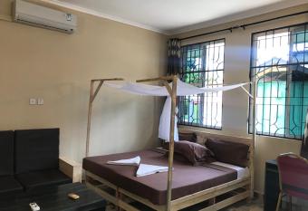 L&J Modern Backpackers Kinondoni has Balcony rooms