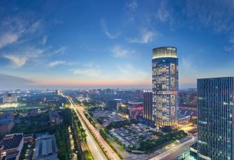 Hilton Jiaxing allows 18 year olds to book a room