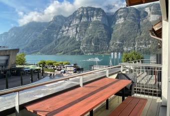 Luxuri  ses Galerie-Penthouse direkt am Walensee has rooms with a private hot tub