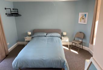 Homewood Airbnb, Combe Martin, Devon - 300m to the Beach! allows 18 year olds to book a room