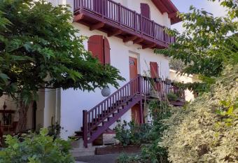 Au Bosquet, chambre et salle de bains avec petit d  jeuner    600 m du centre dans un cadre calme et verdoyant allows 18 year olds to book a room
