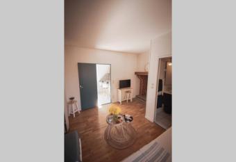 Marin Malouin,   2 pas de la mer & d intra muros, proche gare. allows 18 year olds to book a room