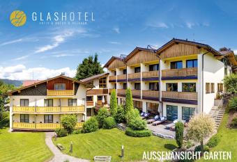 Glashotel allows 18 year olds to book a room