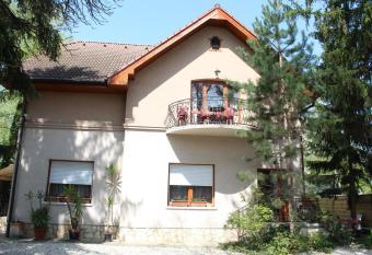 Vicze Apartmanh  z has Balcony rooms