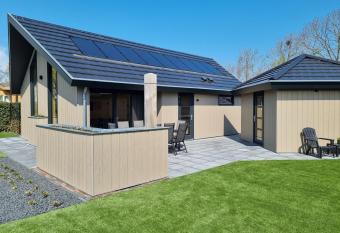 Chalet aan de Oosterschelde met Airconditioning! has Balcony rooms