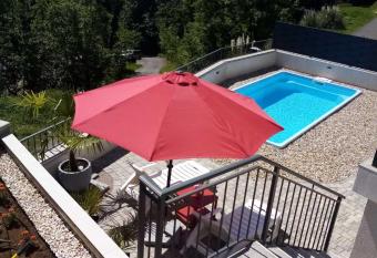 Apartment Ivy2 has Balcony rooms