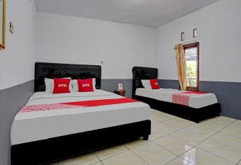 SUPER OYO 90405 Penginapan Sasti Kuningan allows 18 year olds to book a room