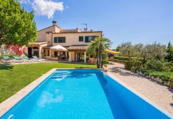 Villa Reyn  s has Balcony rooms