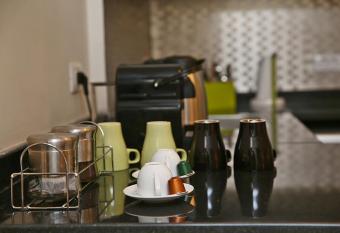 AlAshrafia Smart Residence has rooms with a private hot tub