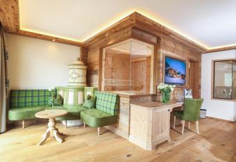 Verw  hnhotel Kristall has rooms with a private hot tub