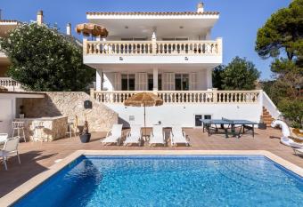 Villa Felicidad has Balcony rooms