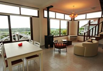 Las Piedras VIP Lodging has Balcony rooms