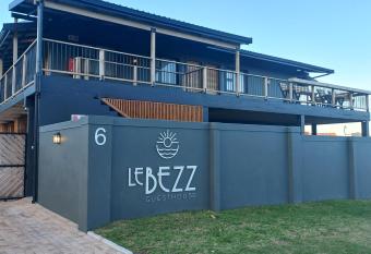 Le Bezz Guesthouse has Balcony rooms