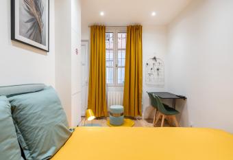 Le Cocon De Paris has Balcony rooms