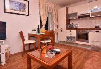 Cozy, adorable apartment ELIZABETA has rooms with a private hot tub