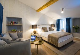 Palacio Celeste allows 18 year olds to book a room