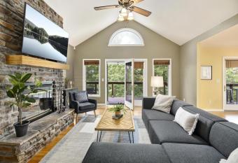 Lakeside Hideaway - Lake House Cabin with VIEWS has Balcony rooms