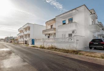 Trilocale con vista mare e spiaggia has Balcony rooms