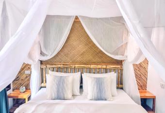 Baan Phuvara Retreat - Romantic Jacuzzi Mountain View Villas has rooms with a private hot tub