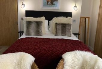 Pear Tree Cottage allows 18 year olds to book a room