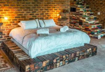 The Ancient Copper Shed has Balcony rooms