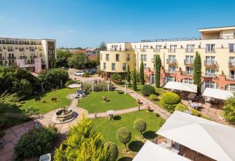 Hotel Villa Toskana has rooms with a private hot tub