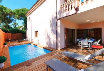 Tomymar has Balcony rooms