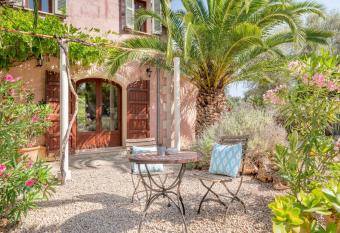 Redonda 1 has Balcony rooms