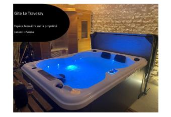 G  te Le Travezay has rooms with a private hot tub