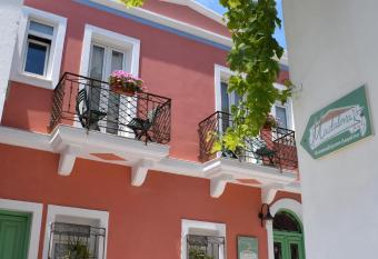 Madalena s Family Rooms has Balcony rooms