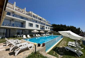          Quiet Bay has Balcony rooms