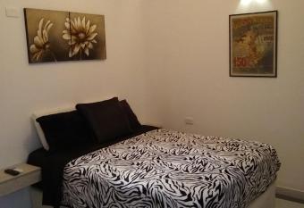 La Habitaci  n Perfecta allows 18 year olds to book a room