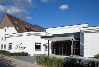 Hotel & Restaurant Sch  nau allows 18 year olds to book a room