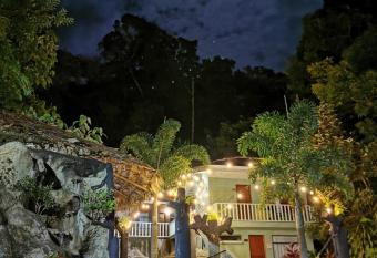 Hotel Quetzal Inn allows 18 year olds to book a room