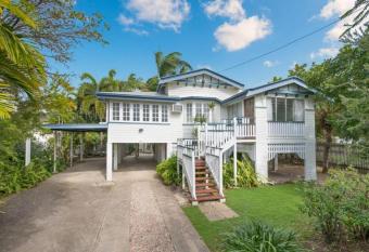 Cook St Cottage has Balcony rooms