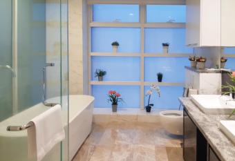 Serviced Suites at Platinum KLCC has rooms with a private hot tub