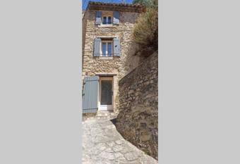 La Pitchounette micro-maison de charme allows 18 year olds to book a room