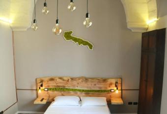 WineExperience- WINE&JACUZZI SUITE has rooms with a private hot tub