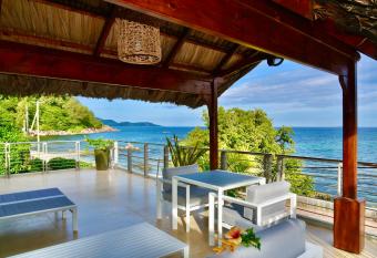 SEA SPLASH SELF CATERING And La Petite Maison has Balcony rooms